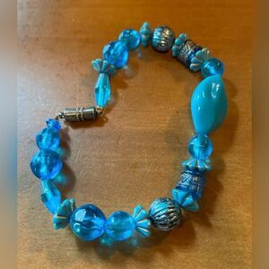 Blue Plastic Beaded Bracelet Womens 8.5 Inch Barrel Clasp Costume 8”